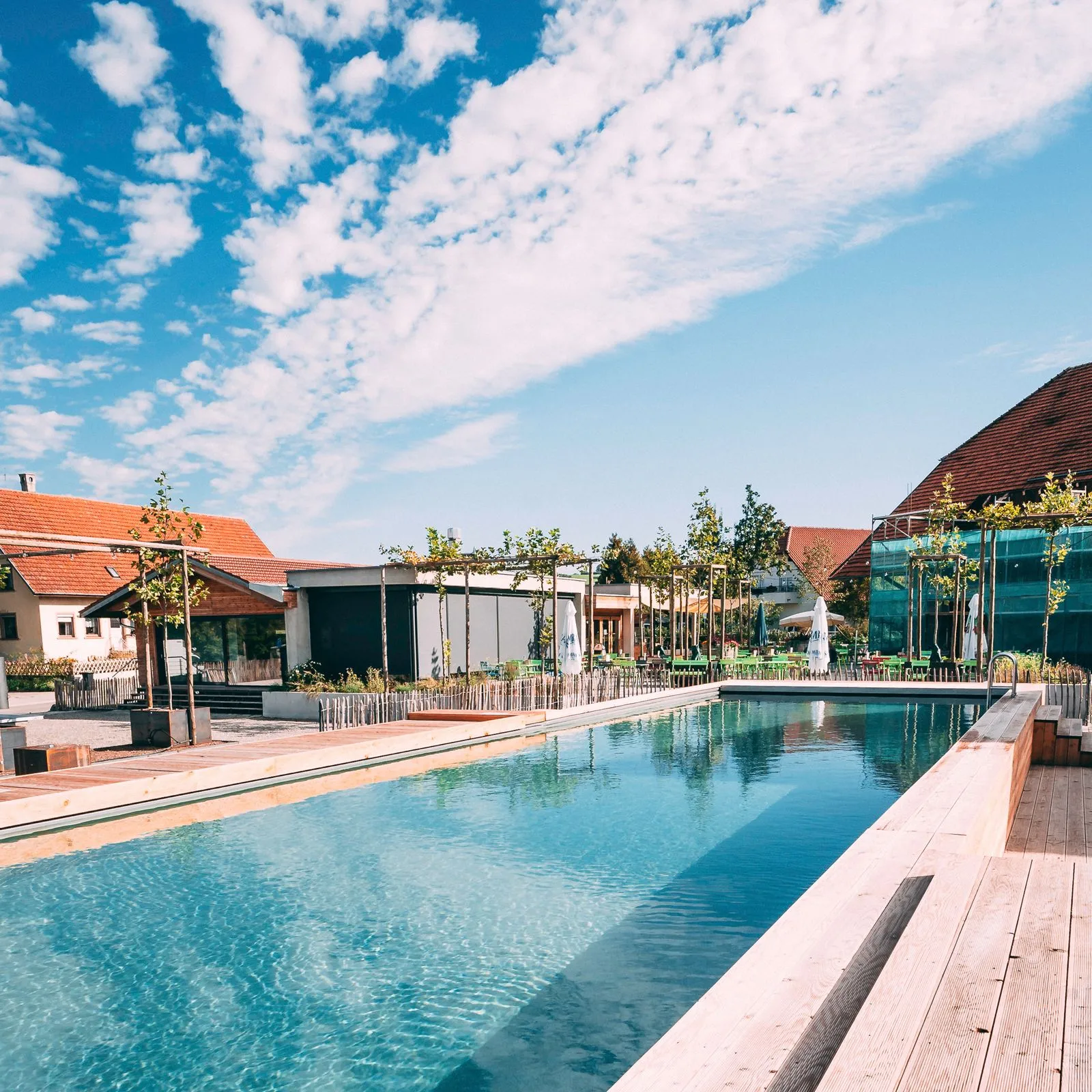 Zona exterioară a fermei agroturistice, cu piscină și clădiri gospodărești